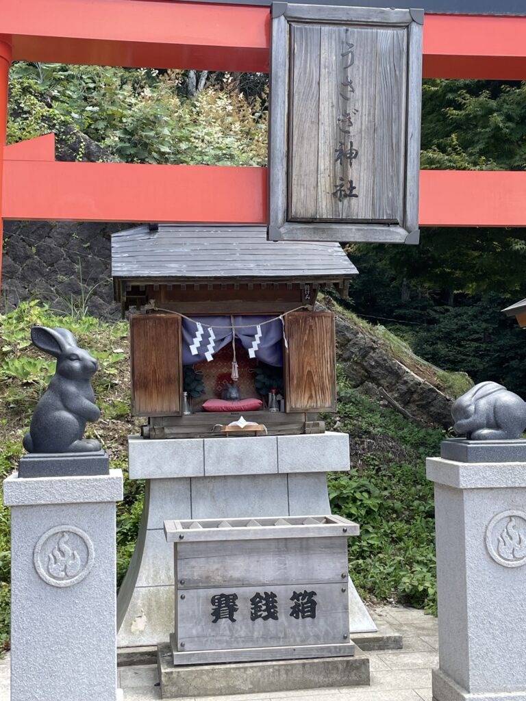 A shrine photographed at the top of Mount Kachikachi